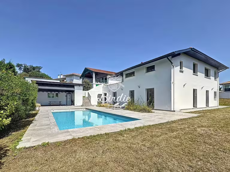 villa-ametza-urrugne-pays-basque-vue-montagne-immobilier-luxe-4